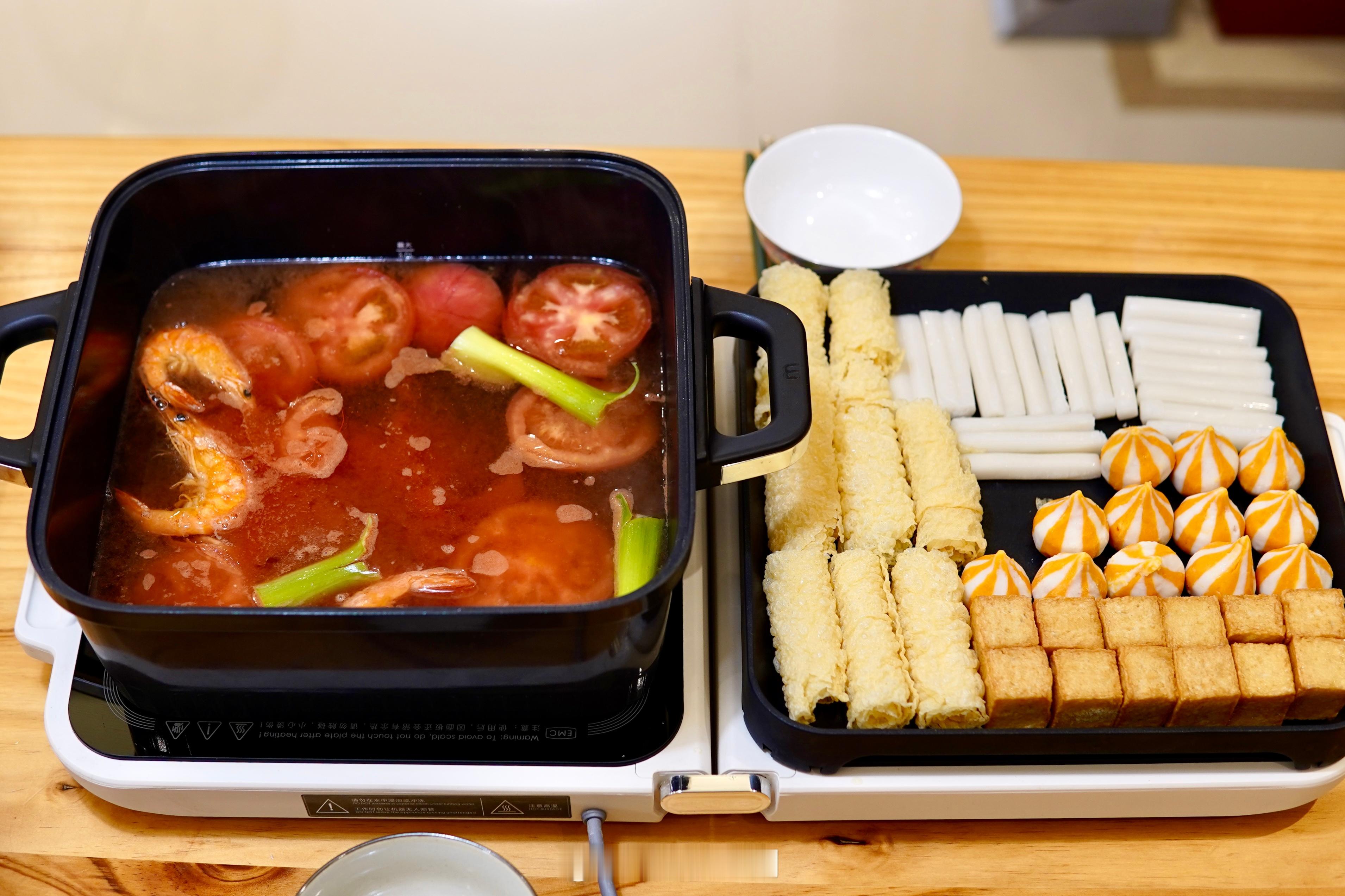素颜宅家买菜做饭，自夸番茄火锅汤底调的太棒了。一小罐无糖新疆纯番茄酱，两个鲜番茄