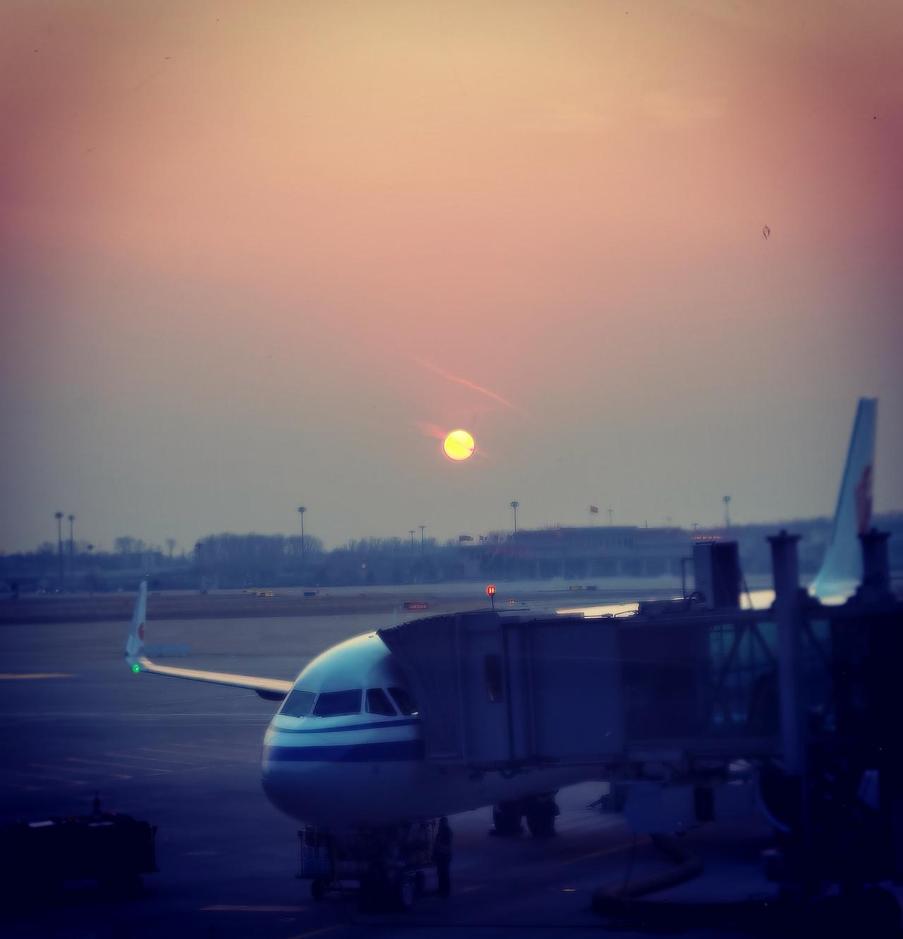 昨日傍晚，携老父亲飞抵京城，飞机降落首都机场时，落日红火，似在迎接我们归来。