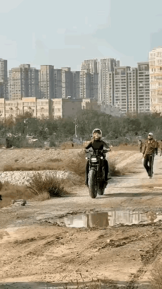 事实证明，
安琪拉还是比不上电动车？