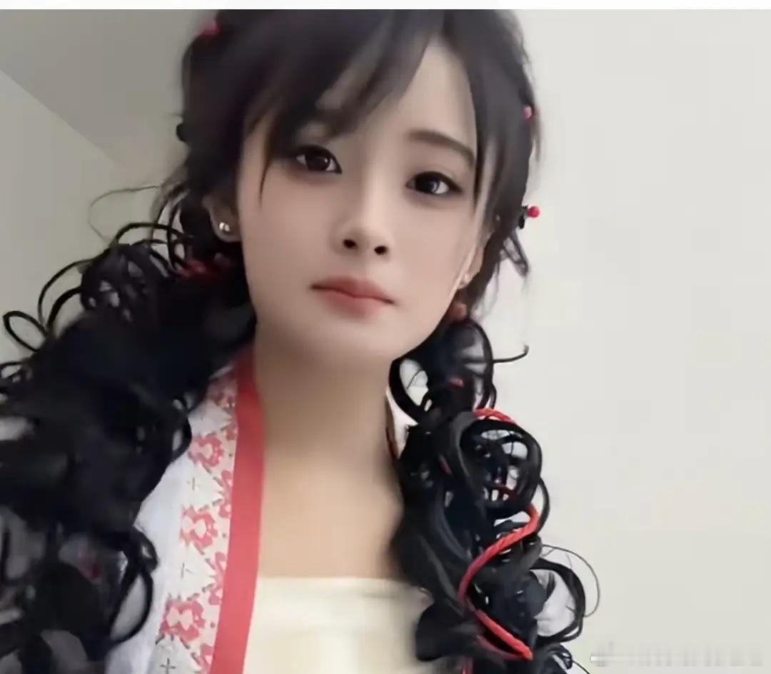 三分像她已是绝色，要是8/9分像她，真的惊为天人吧！女子仿妆杨幂《仙剑奇侠传》雪