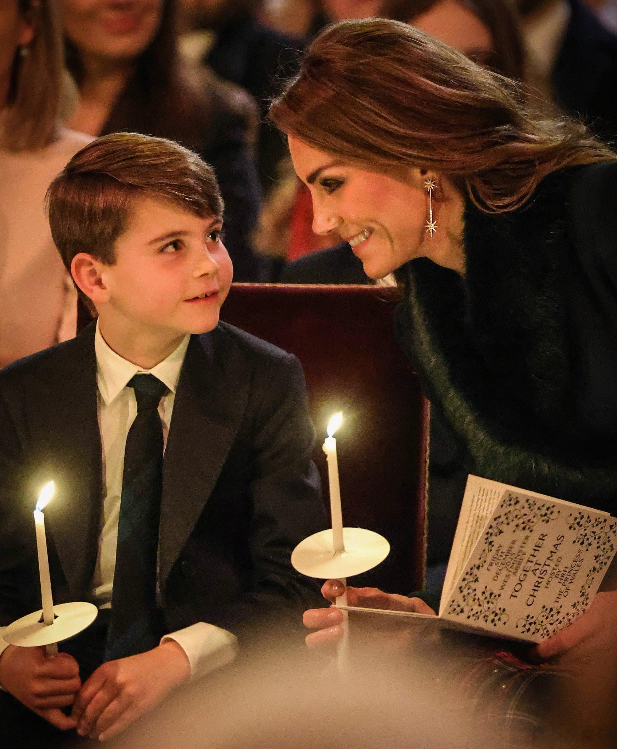 英国王室 🇬🇧12月5日，路易斯王子出席在威斯敏斯特大教堂举行的圣诞颂歌仪式