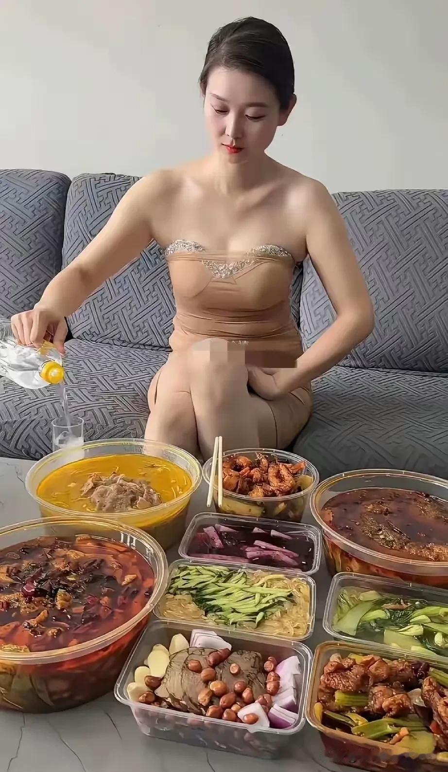 小姐姐，我还真不相信你一个人能吃得了这么多的菜，需要人来陪你对饮吗？[大笑][大