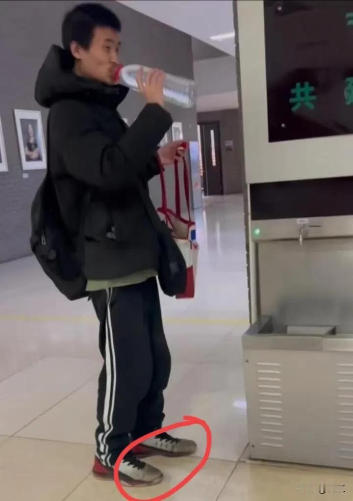 两耳不闻窗外事，一心只读圣贤书！
你说马 云对钱没有兴趣，我笑了，那是因为马老板