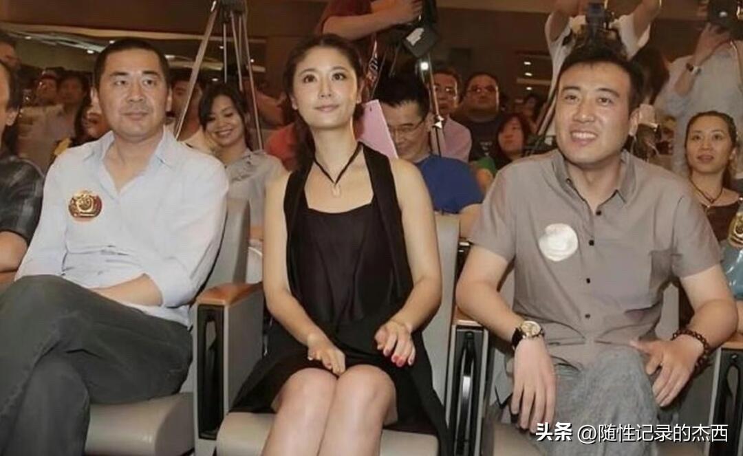 这是三位明星早年间一起参加活动时的留影，认真看了一下那个时候的于和伟颜值还是比较