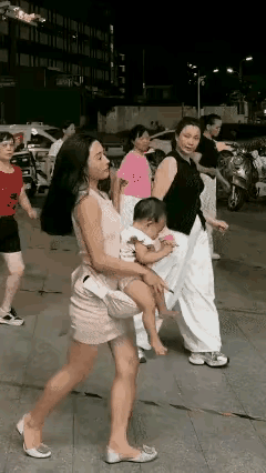 广场舞发现一女人带着孩子跳舞，如果不是带着孩子，她的舞姿一定不错。