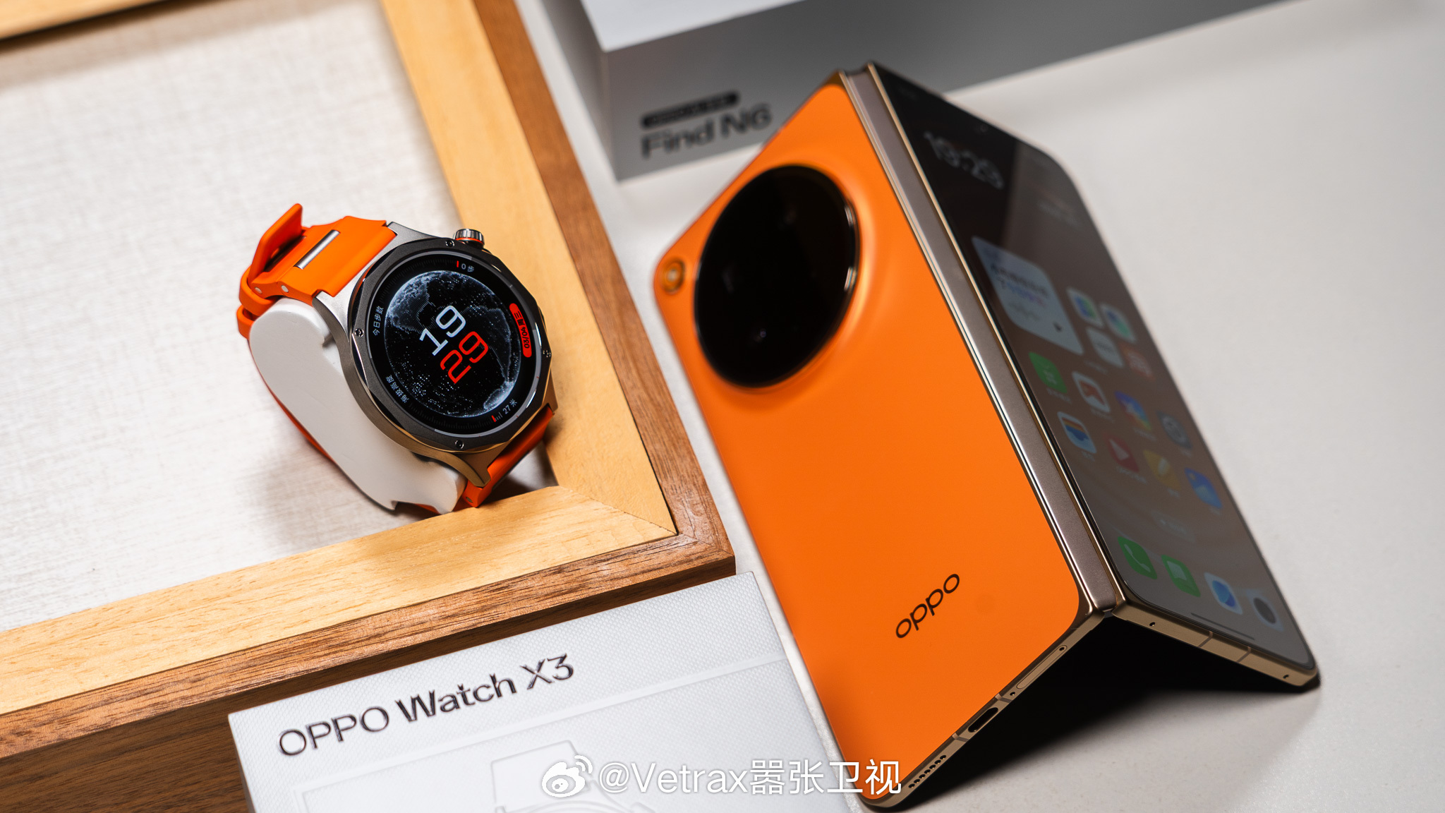 来自 OPPO Find N6 『金橙』和 OPPO Watch X3 『寰宇星