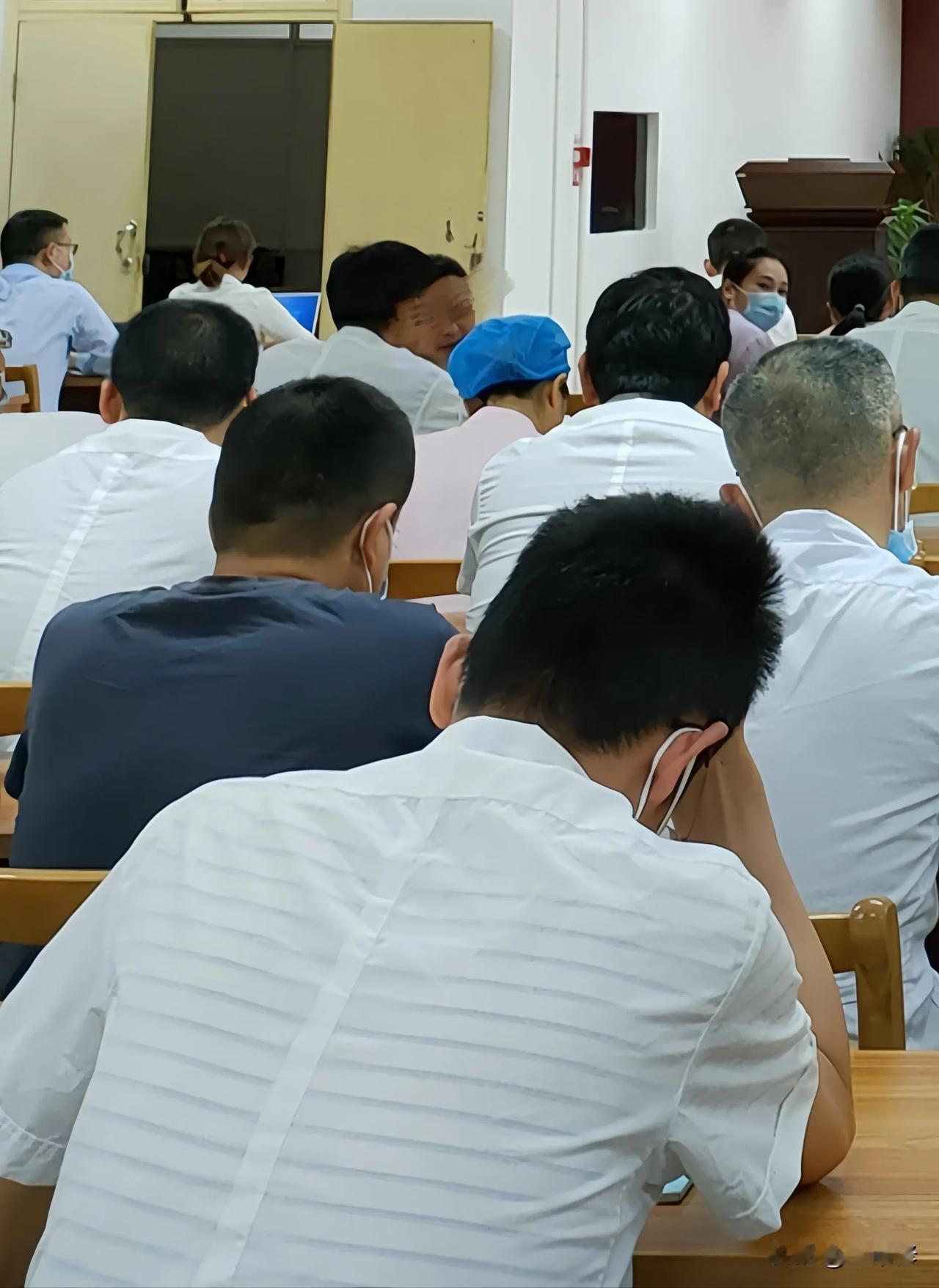 一起“医闹”事件，几乎整个医疗圈纷纷发声，呼吁严厉打击医闹行为，

而摊上“医腐
