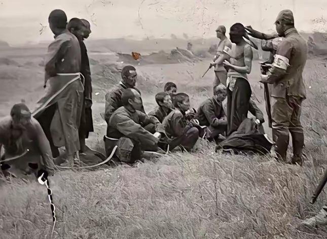 想起曾经日本士兵那些惨无人道的恶行，强迫被侮辱的中国妇女拍照，这是何等的丧心病狂