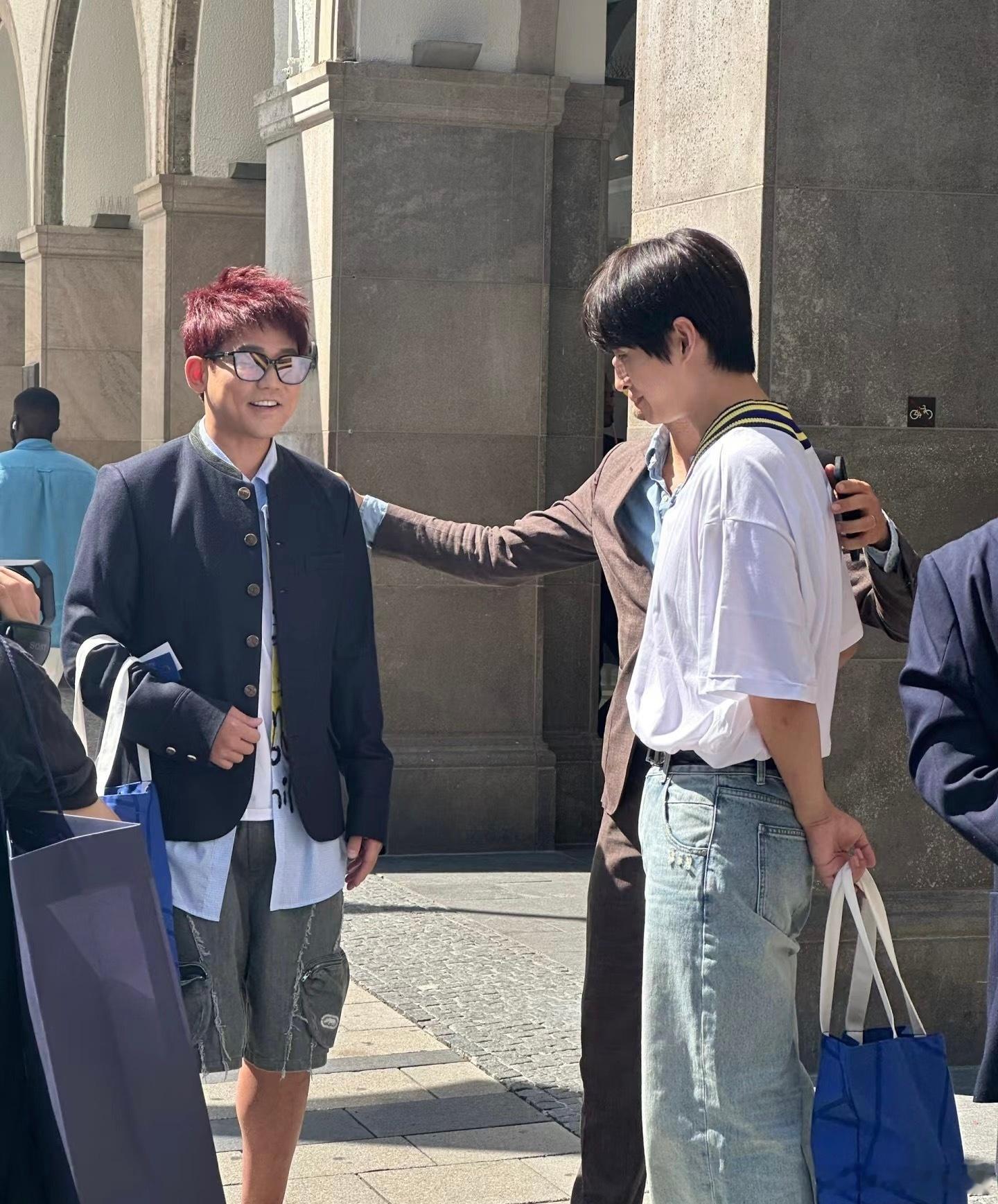 #网友偶遇苏醒张远欧洲杯录综艺#我发现苏醒和张远这个嘴角真是从头笑到尾[doge