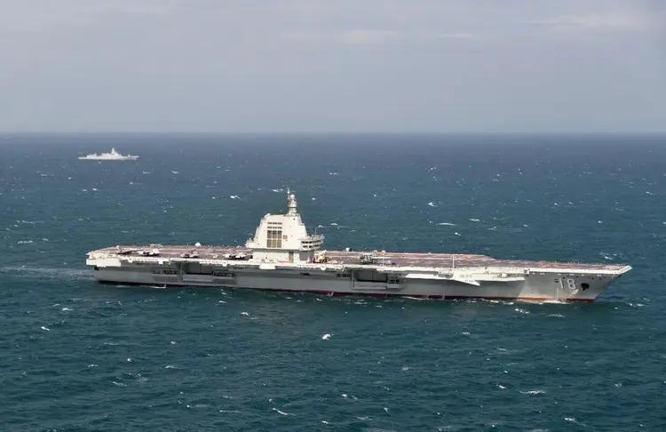 从租借渔船视察刘公岛，到三航母劈波深蓝；从“空潜快”近岸防御，到万吨大驱、两栖攻