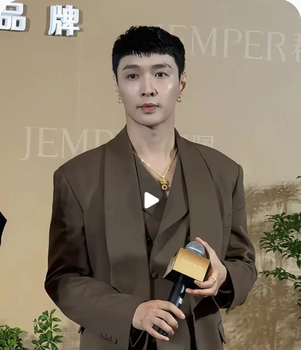 鹿晗和张艺兴怎么都开始留起来刘海了？ ​​​