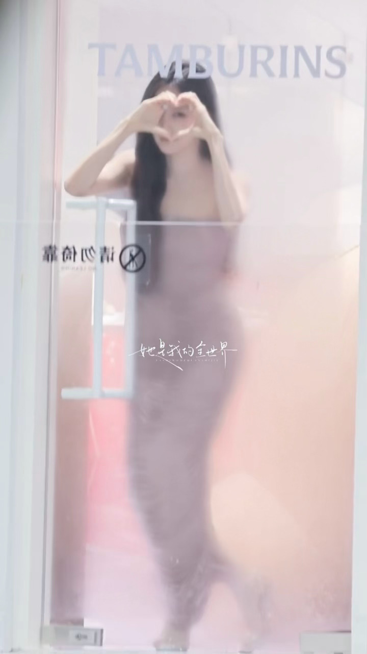 李一桐线下活动隔着玻璃给粉丝比心打招呼 看得我heart软软李一桐 我保证你是天