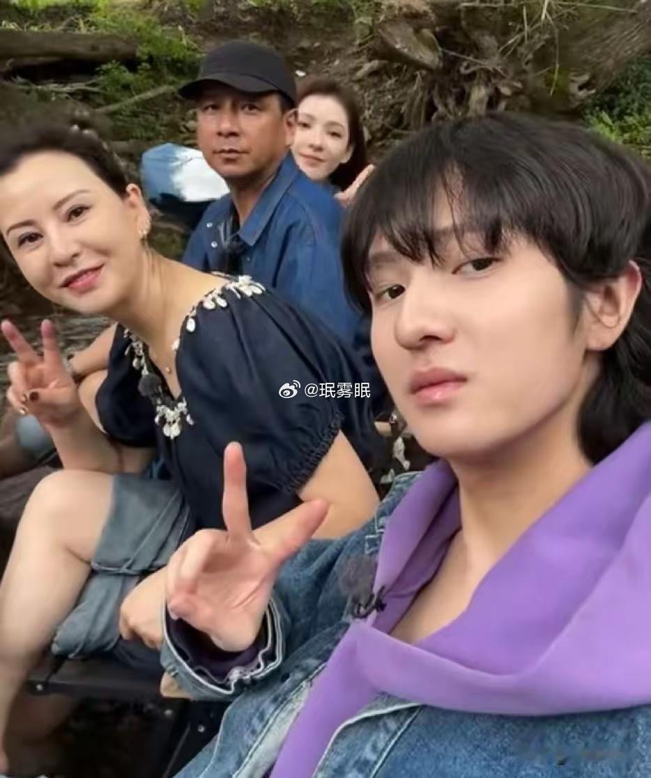 有博主爆料说张予曦不打算结婚生孩子，她妈管不住女儿，就天天盯着弟弟，怕他年轻乱来