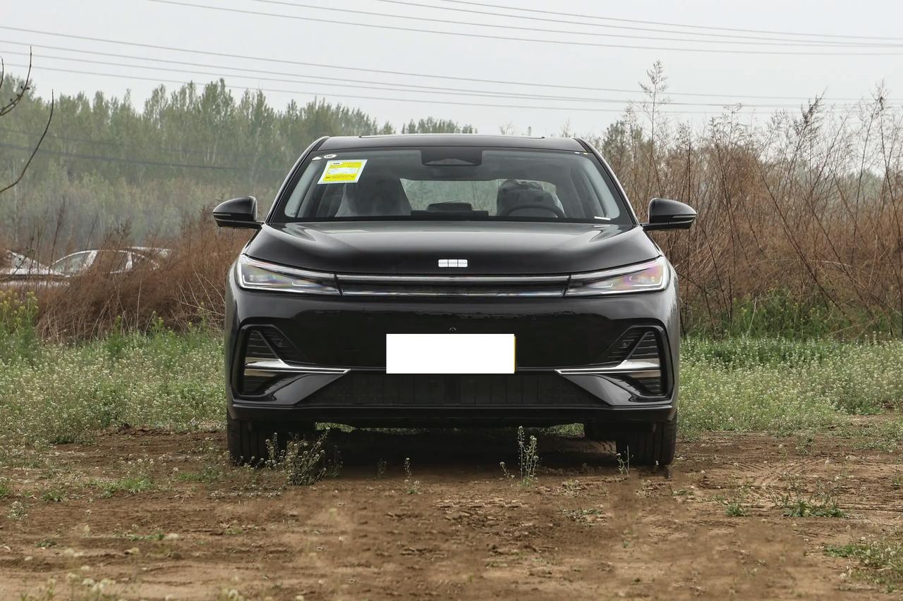 我个人觉得新款吉利银河A7的潜在人群其实很清晰：预算卡得紧，又不想买得太素的人，