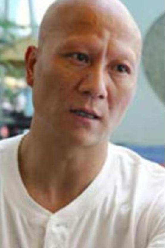 1991年，计春华去福建旅游，他来到一个名胜古迹售票处，笑着对售票的大爷说：“大