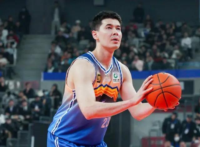 真的是太不顺了！新疆伊力特男篮再遭球员伤病困扰，这次是队长阿不都沙拉木。

4月