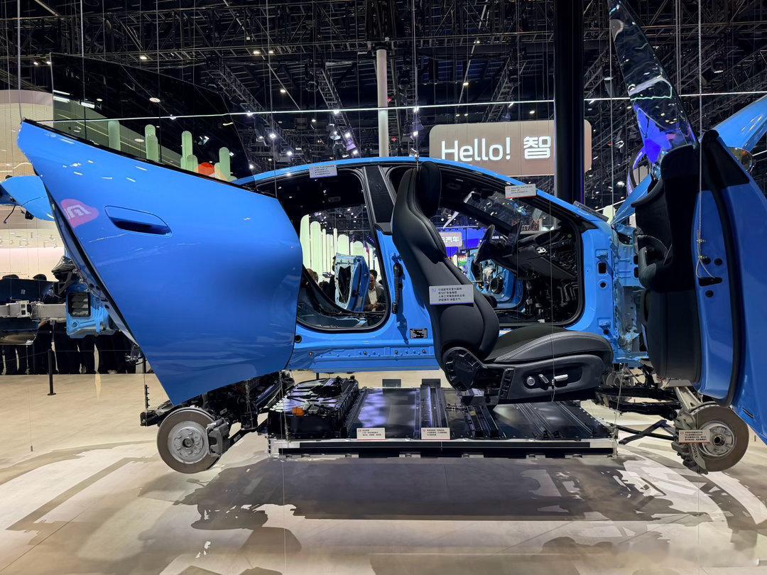 不仅雷总直播拆车，北京车展看新su7真材实料 车展上小米直接把SU7拆开展示了，