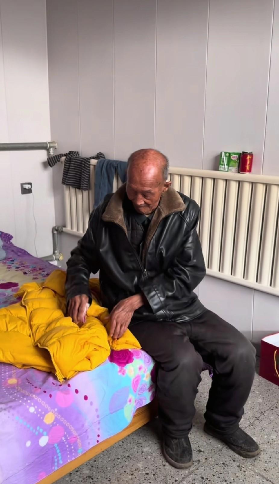 塞钱进女儿口袋，

养父低头不说话，

那钱烫不烫手？

她转身捂脸哭了，不是因