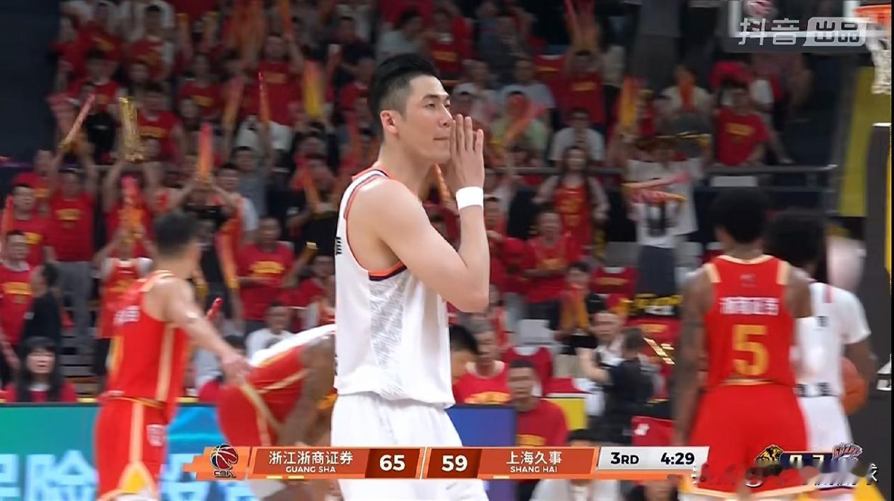 上海久事老将刘铮的出手数真是太少了！在今天上海久事客场以93：101不敌浙江浙商