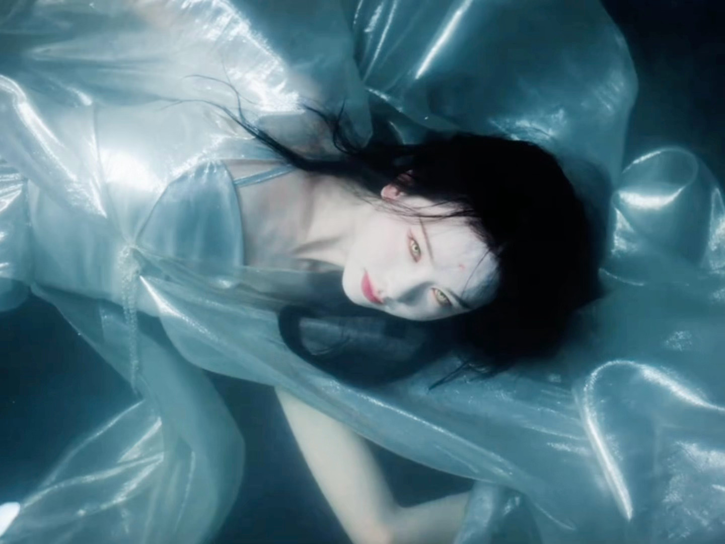 命令所有人点开这个live！！！！陈都灵让人眼前一亮一亮又一亮，好妖媚啊啊啊啊啊