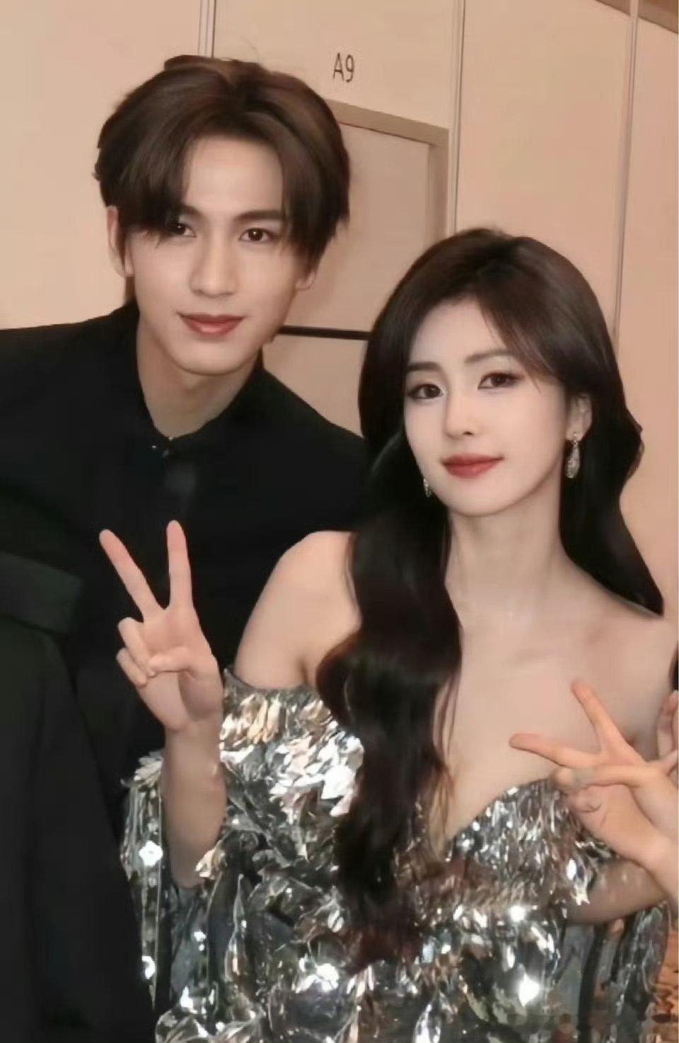 张凌赫知道自己偷瞄白鹿这件事吗？帅哥美女都是无妄之灾哈,这个动图完全是超级慢动作