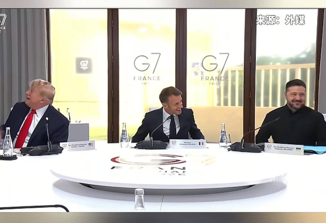 G7峰会中，泽连斯基也上桌了，而且就坐在东道主马克龙的旁边，马克龙的另一边坐着特