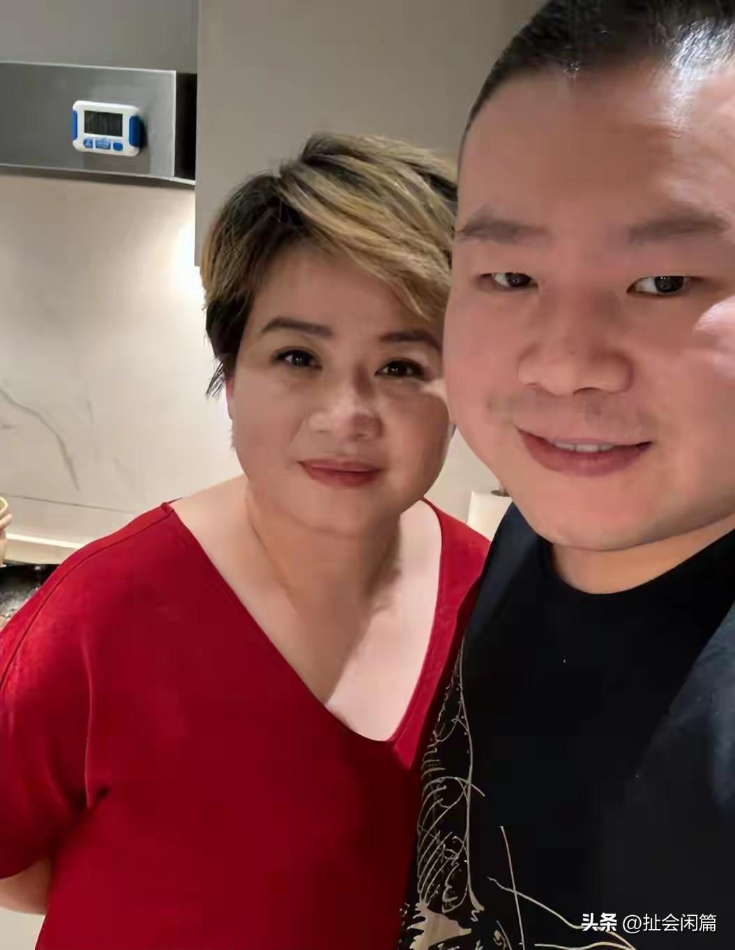 这是岳云鹏生命当中最重要的两个女人。

一个是自己的妻子，原来是一名护士，陪着这