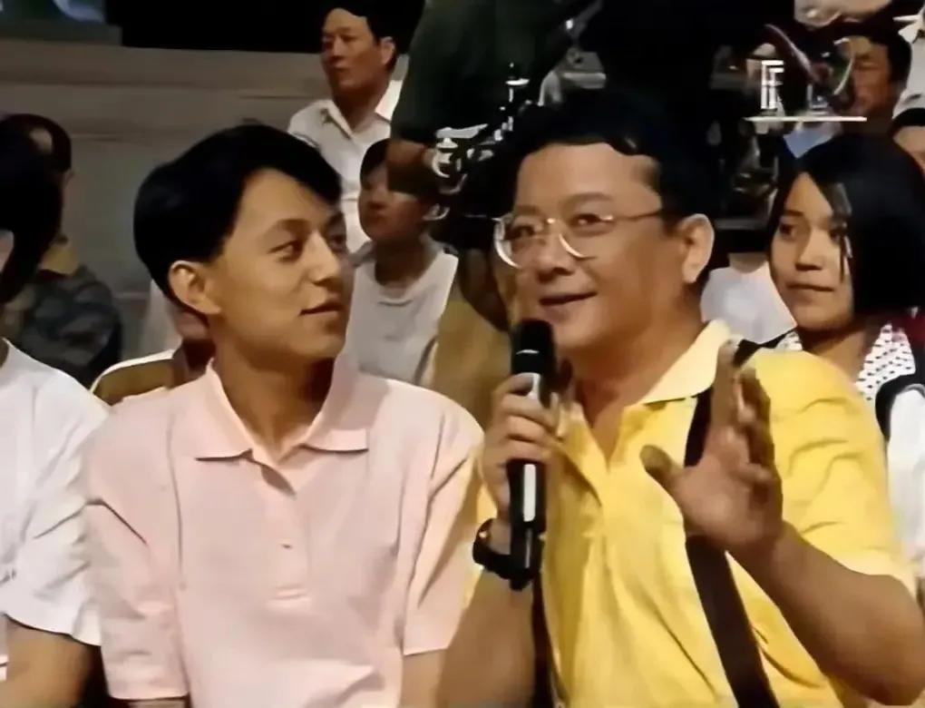 王刚年轻时是著名主持人，称得上主持界的天花板，他曾是中央电视台播音指导。看他年轻