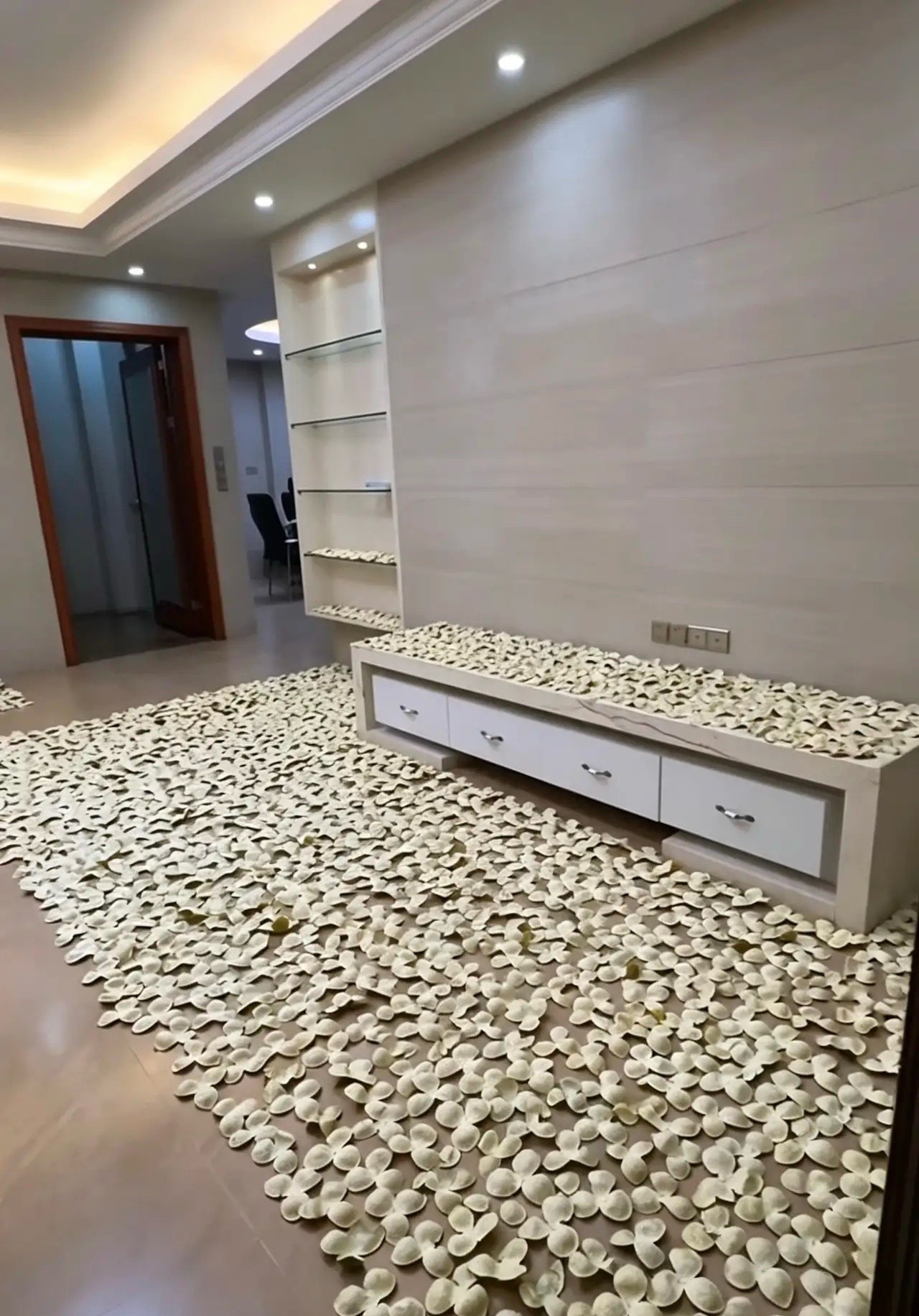 自从勤劳的婆婆来后，家里经常会出现类似这样的场景，我也不知道该说什么好。 ​​​