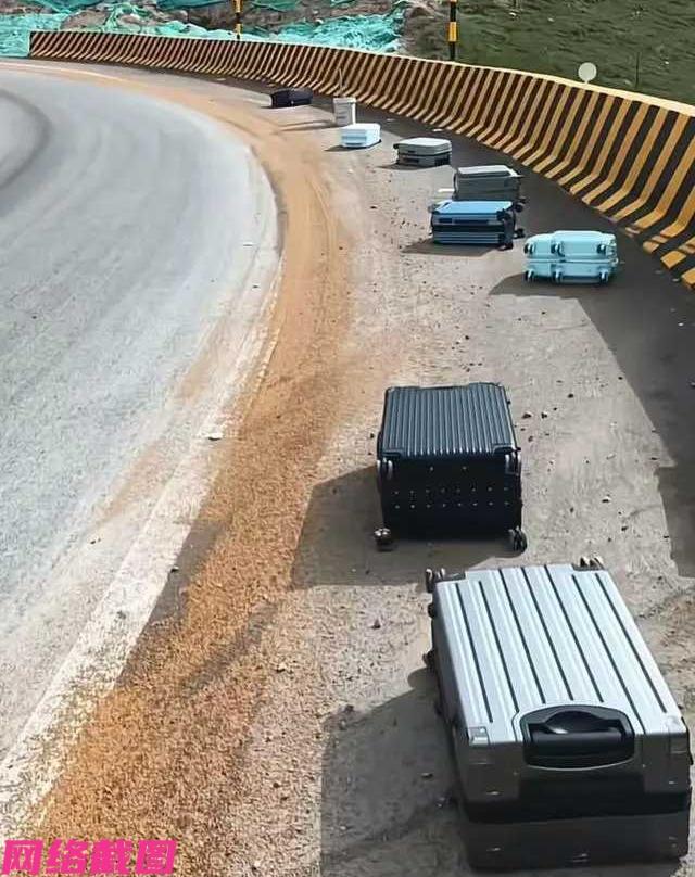 青海某家旅游社的导游，这天路过当地的一处公路时段里时，看到路旁遗落九个行李箱，于