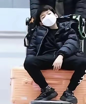 陈妍希送儿子去安徽奶奶家过年，10岁小星星穿一身黑衣，坐在行李箱上面，气质和爸爸