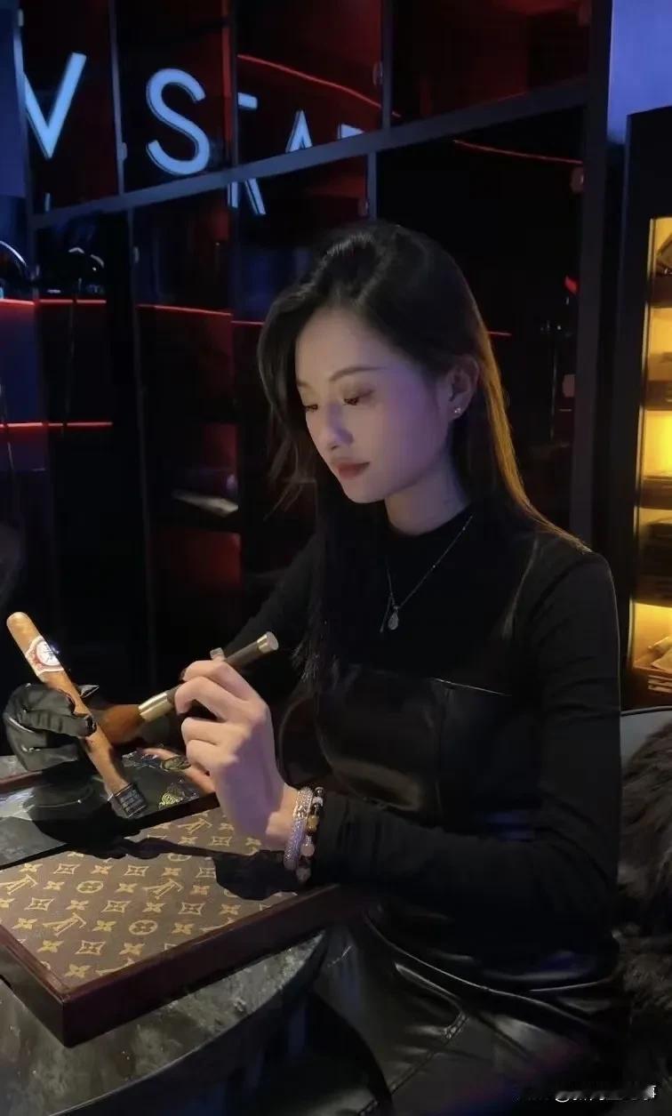 最近出现了一种新职业--侍茄师，年轻漂亮的小姐姐，侍奉客人抽雪茄，主要工作就是打