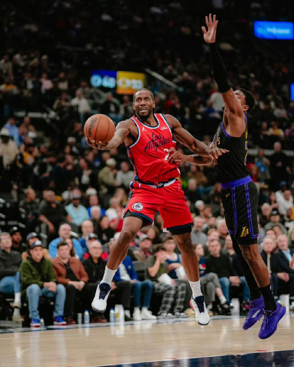 明日9场比赛预告🎬8:30 独行侠vs森林狼11:00 快船vs湖人，掘金vs