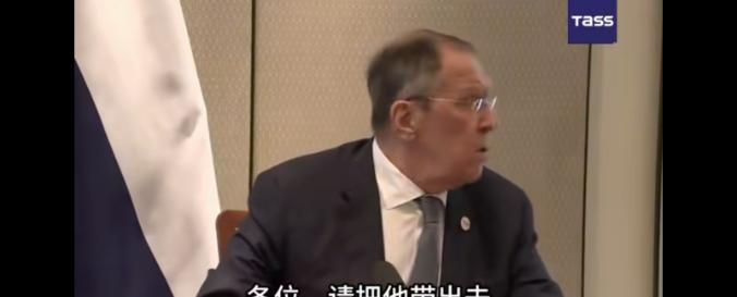 拉夫罗夫当场发飙！印度记者多次无理打断讲话，看他怎么霸气回怼。”你一直在妨碍我讲