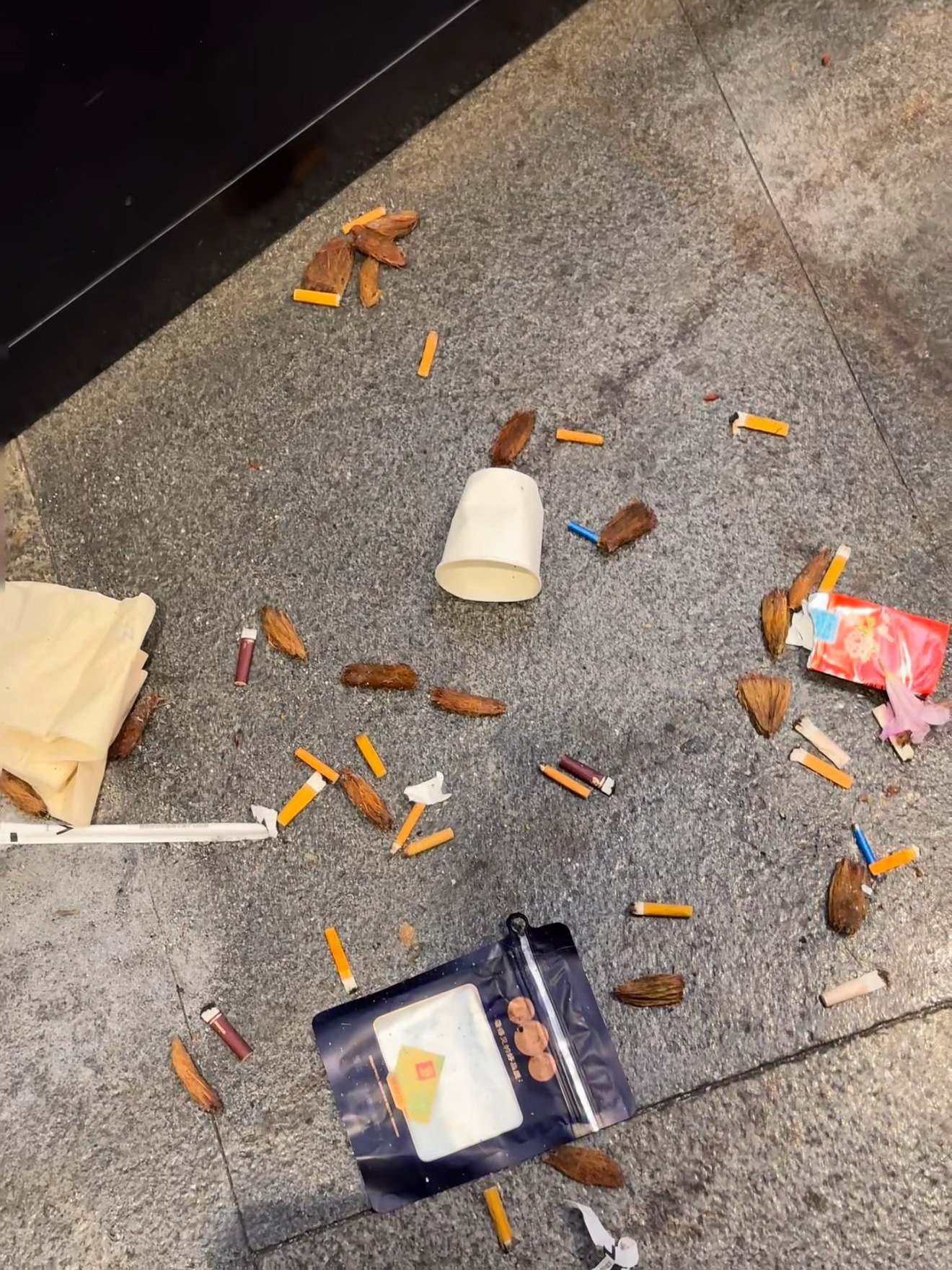 中小学便利店扎堆卖槟榔，之前看过小学门口卖槟榔，还叫状元榔，这是何意味不用多说了
