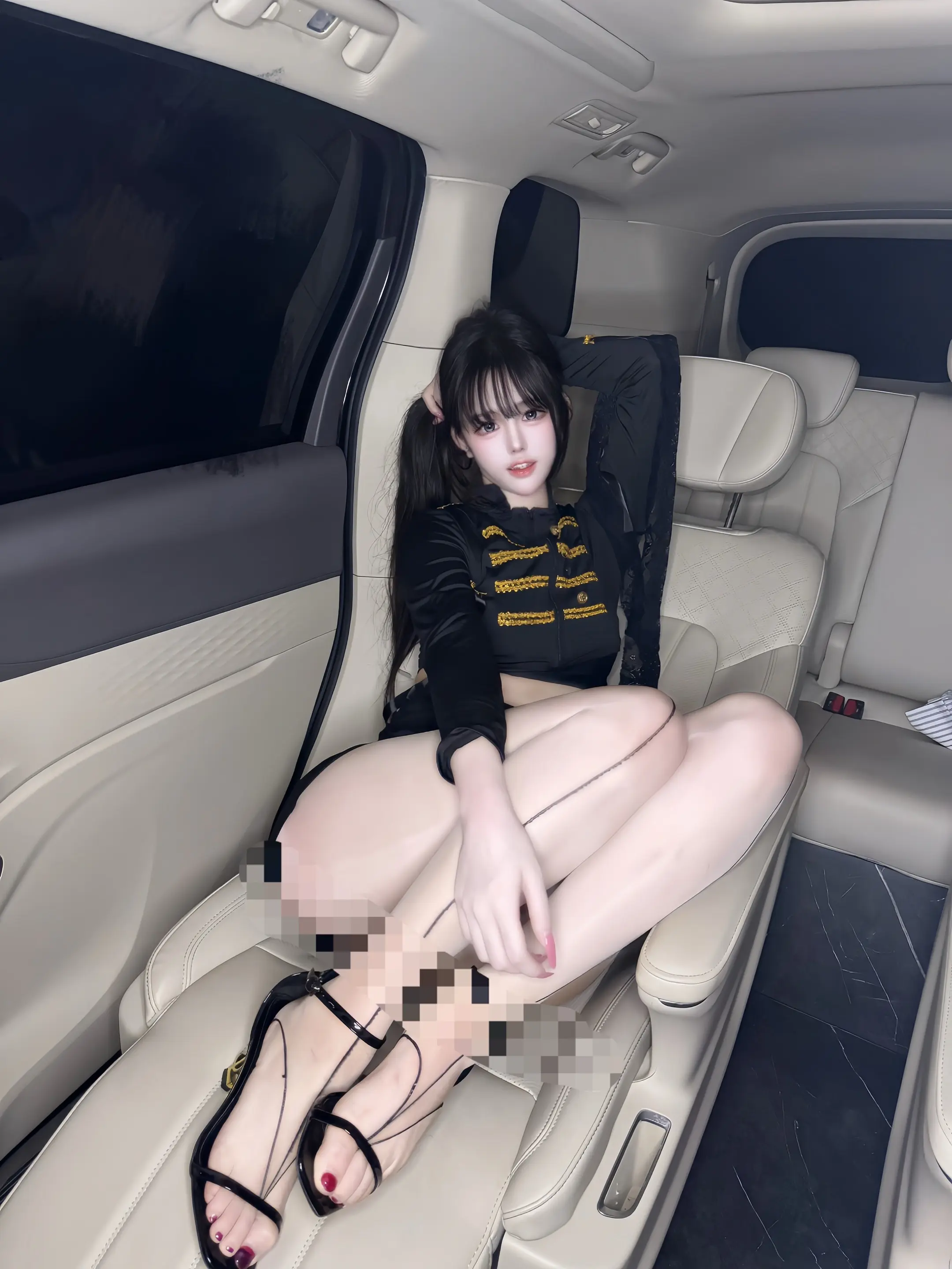 黑色系御姐穿搭 车内腿姿势