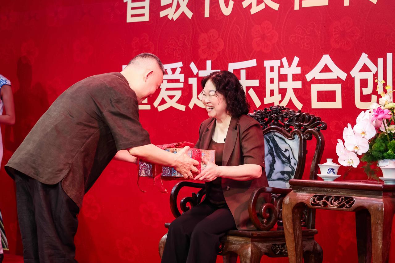 承一盏明灯.聚一脉匠心
从“我”到“我们”
恭行古礼.共守川味
拜师仪式国家级川