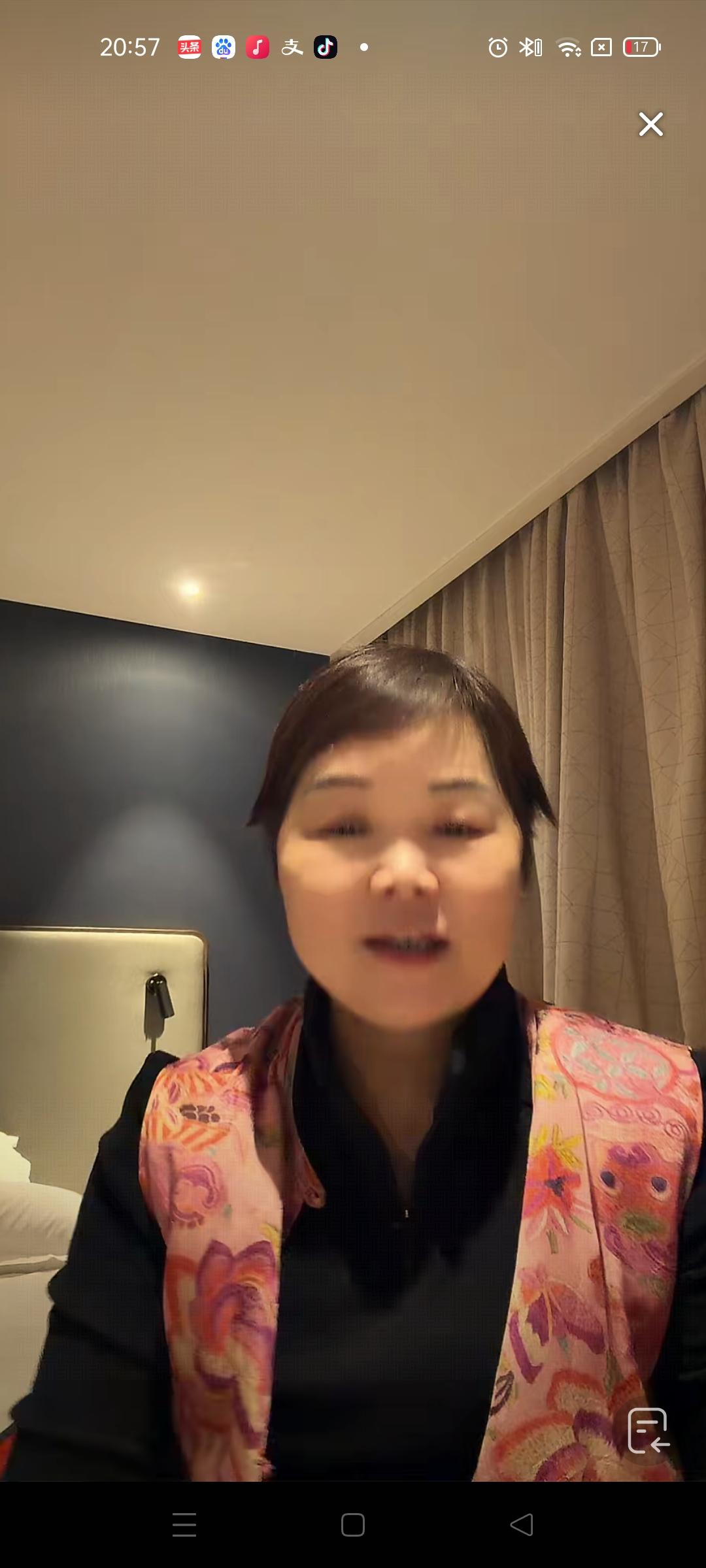 叶锐聪妈妈的第一版寻人启事就是孙海洋帮他设计制作的，孙海洋追着叶锐聪妈妈让她注册