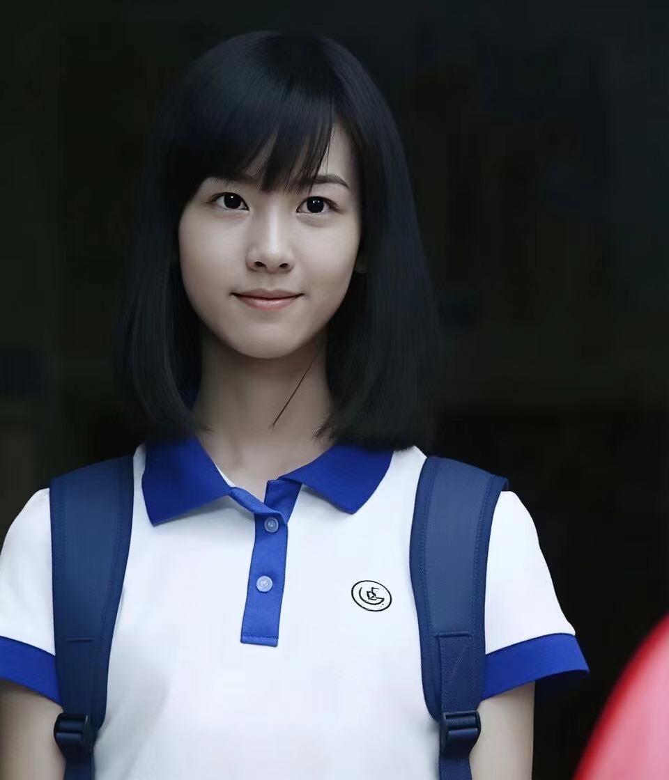 陈都灵当年是真的无敌啊，
可以说当年去看左耳的男同学，
都是为陈都灵买单的。