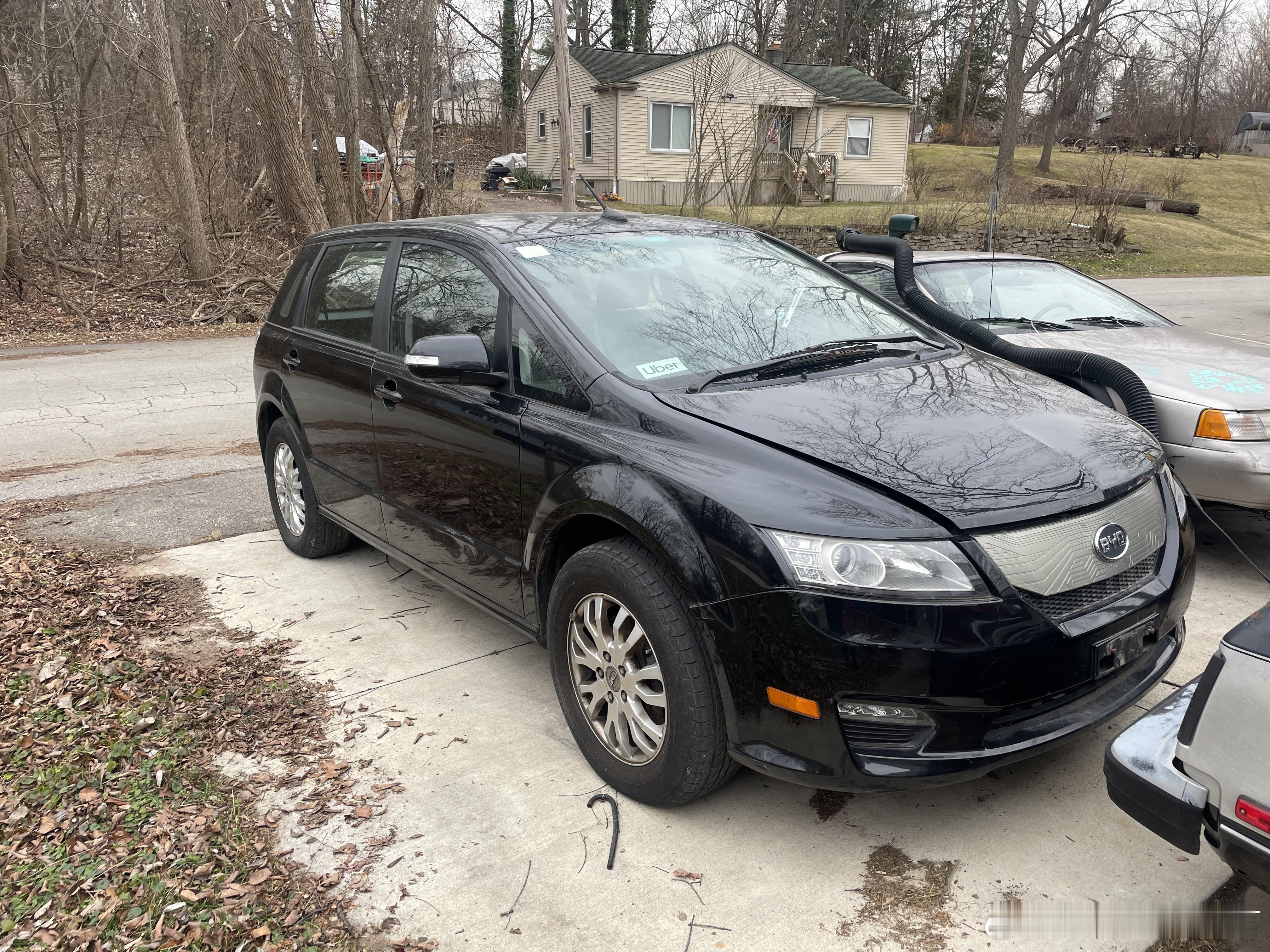 奇奇葩葩的被偷件一位美国比亚迪e6的车主中网被偷了。。。话说有牙没牙，颜值还是差