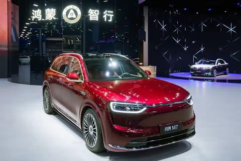 五界矩阵全覆盖，中国品牌向上有了新范本
鸿蒙智行全系累计交付突破90万辆，这份成