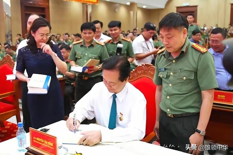 退休后的荣光，此时的阮晋勇正在认真为官兵签署自己的名讳。阮晋勇作为前总理经常出现