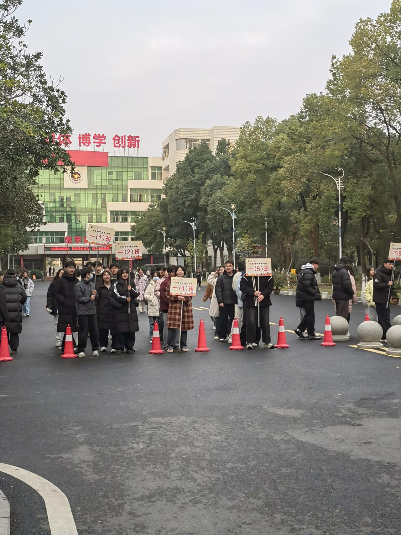 我觉得孩子成年了还是该管他的人生大事。虽说孩子成年在法律上是独立个体，但他们阅历