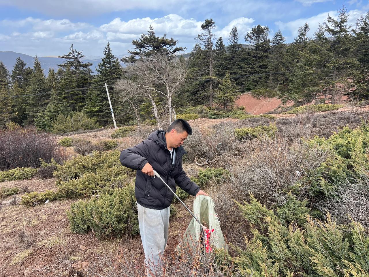 边捡垃圾边旅行 第7天 西藏红拉山滇金丝猴自然保护区 
终于把附近的这个垃圾箱装