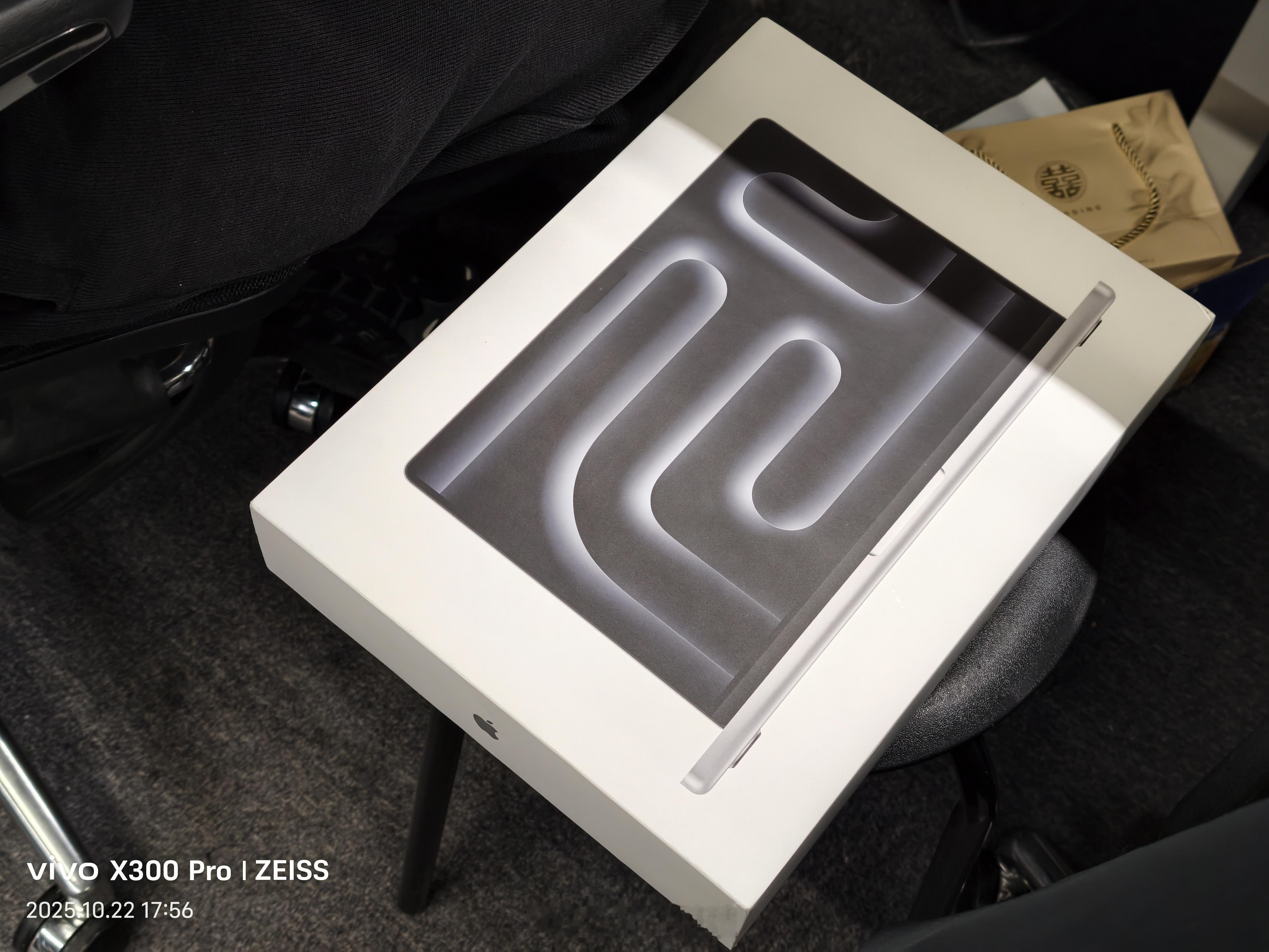 太羡慕了吧！！白问后期小伙伴直接换上MacBook Pro M5 4TB版了产生