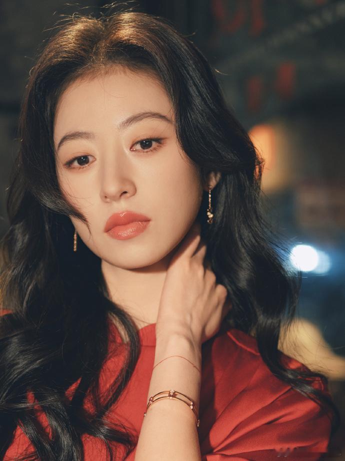 周雨彤好大气的美 周雨彤这身造型真的太适合她了，缎面红裙剪裁自带风骨，垂坠感让整