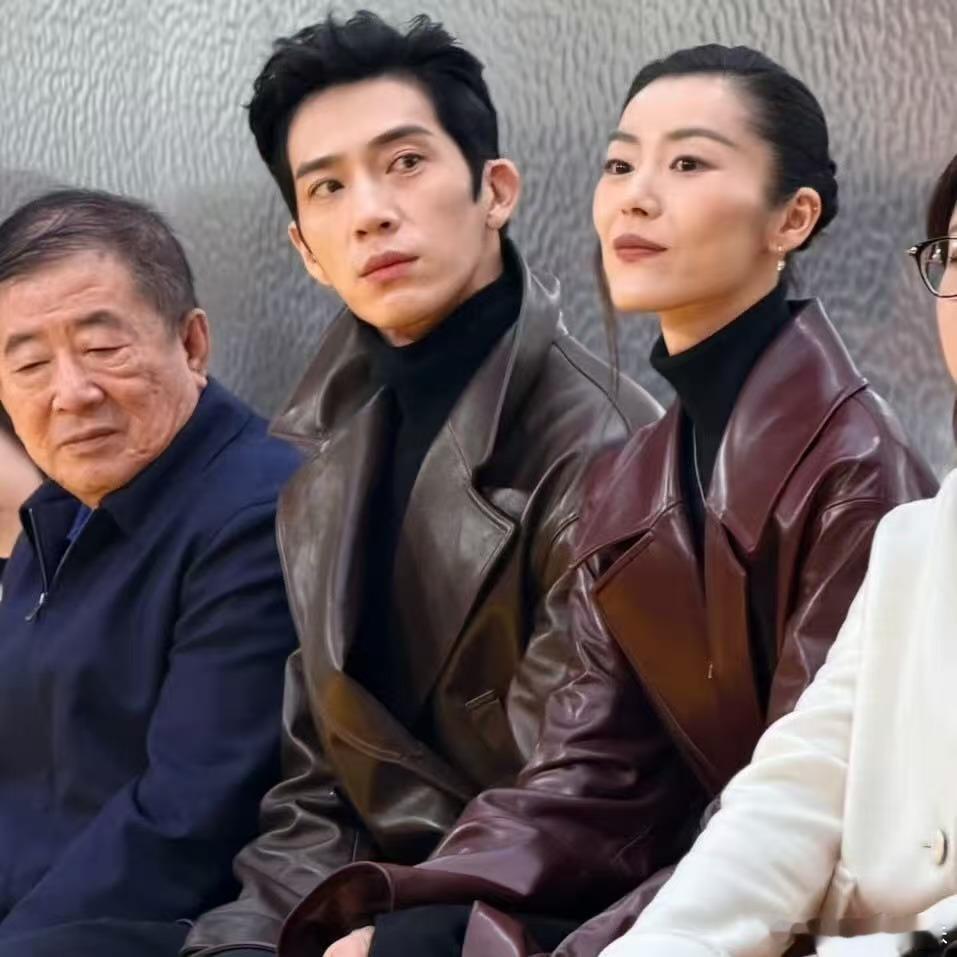 刘雯井柏然秀场合体刘雯井柏然情侣装合体刘雯的深红气场与井柏然的黑色内搭，形成一场