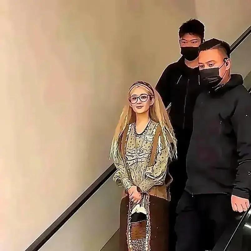 赵丽颖“金毛狮王”造型翻车？错了，这是她今年最狠的一步棋。
 
看见路透你笑了，