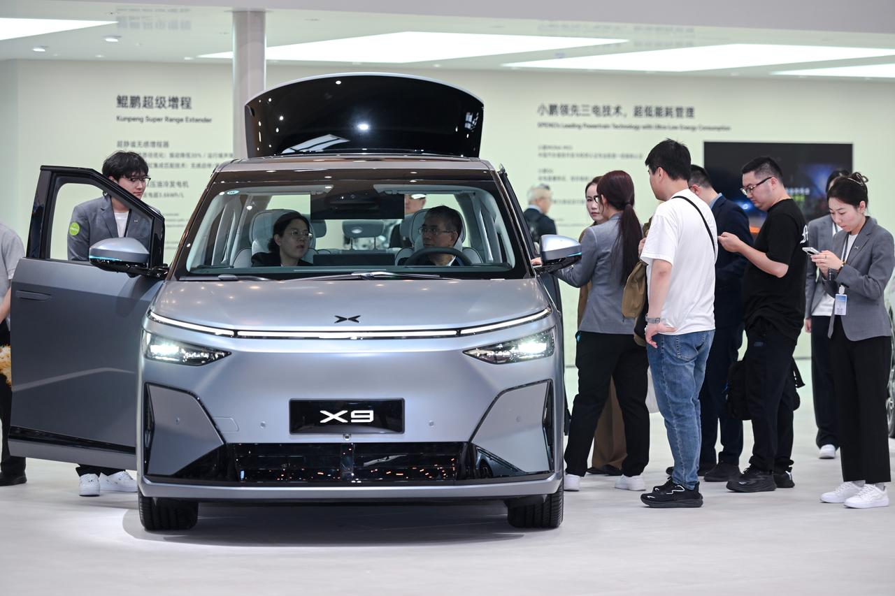 以前很多朋友以为小鹏只是造车
但这次北京车展
小鹏集团展示了AI汽车、飞行汽车、