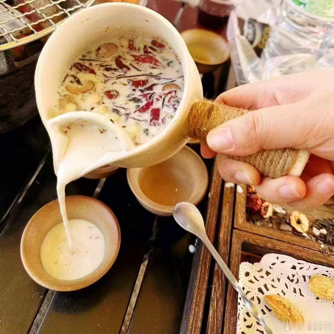 婚姻中最难熬的，往往是中年。因为我们的婚姻是分为“上半场”和“下半场”的。上半场